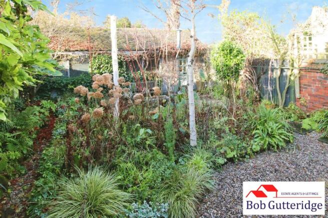 ENCLOSED REAR GARDEN