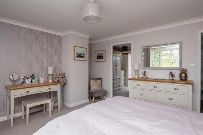 4 bed House for sale Image 12