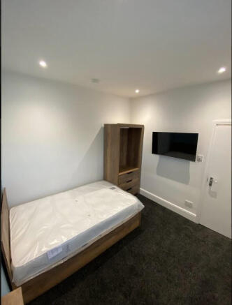 4 bed House to rent Image 11