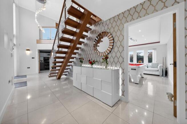 5 bed Detached for sale Image 10
