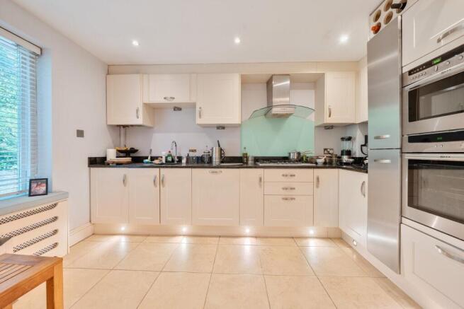 Kingston Hill Place, Kingston Upon Thames, London, KT2 photo 4