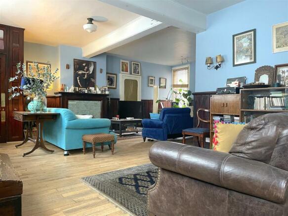 Living Room (4).jpeg