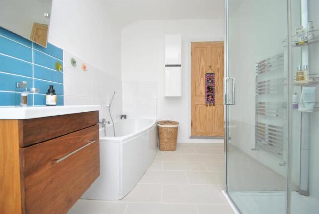 Bathroom 3.JPG