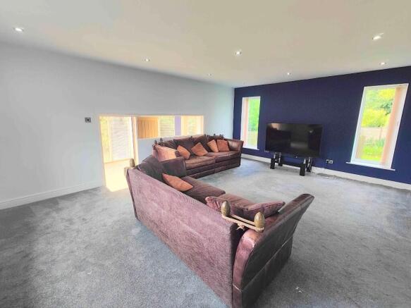 5 bed Detached for sale Image 12