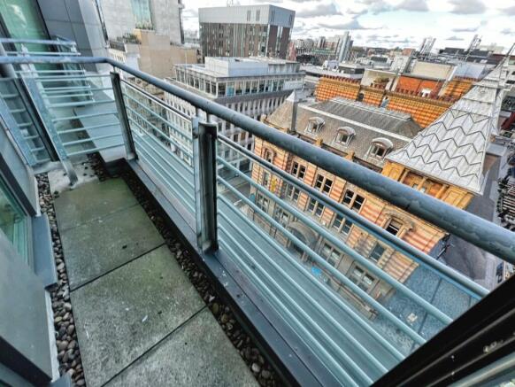 2 bed Flat to rent Image 12