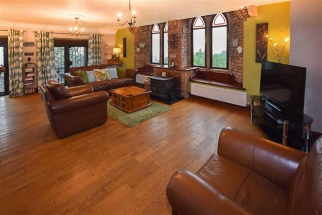 'L' SHAPED LOUNGE/DINING ROOM