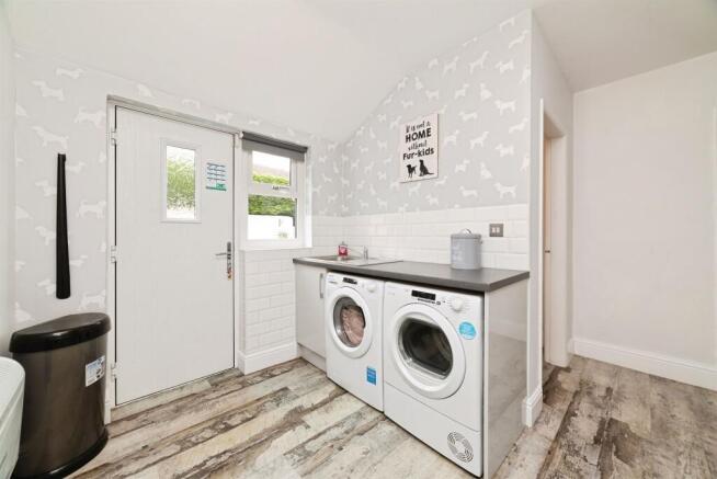 5 bed Semi-Detached for sale Image 8