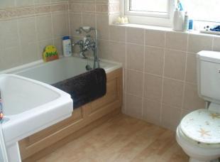 FAMILY BATHROOM