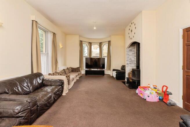 6 bed Semi-Detached for sale Image 4