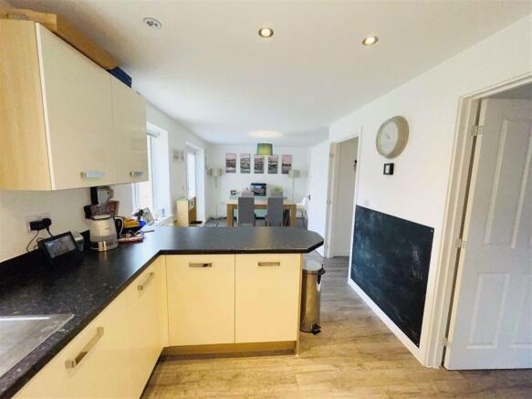 Kitchen/ Dining Room