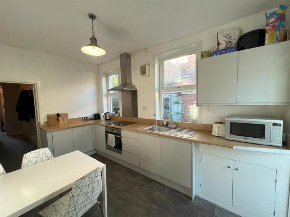 6 bed Terraced to rent Image 2