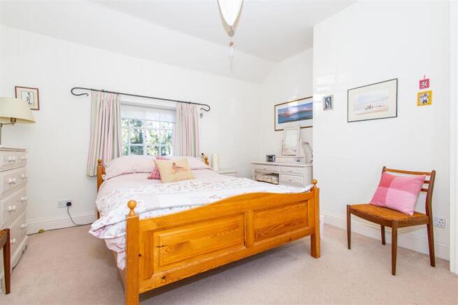 5 bed Detached for sale Image 12