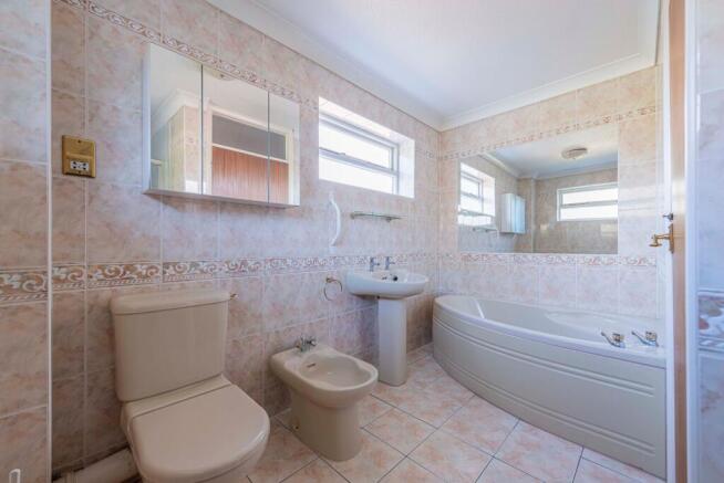 Bathroom W.C (2)