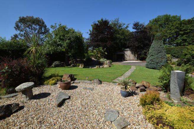 Side garden 
