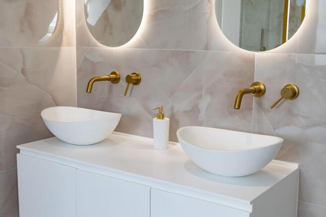 Bedrooms & Bathrooms