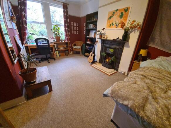 Bright, cosy double bedroom with a comfy bed, l...