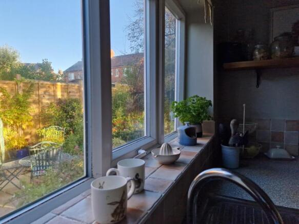 Kitchen windw.jpg
