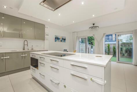 Noel Coward Avenue, Denham