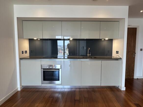 2 bed Apartment to rent Image 4