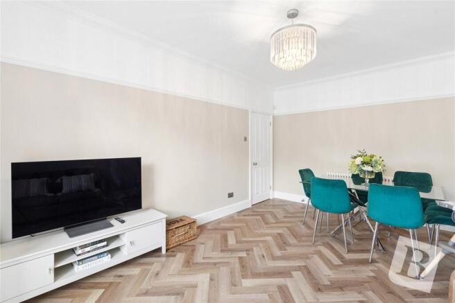 Waldegrave Gardens, Upminster, RM14 photo 4