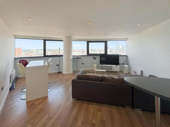 Open Plan Living Room / Dining Area / Kitchen: