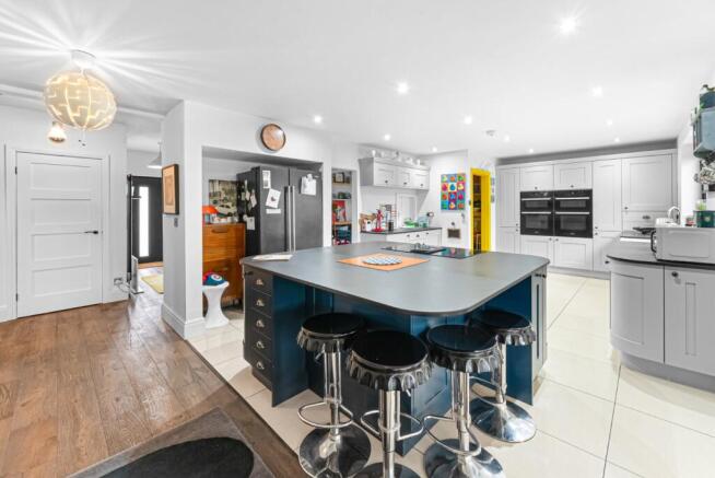 5 bed House for sale Image 4