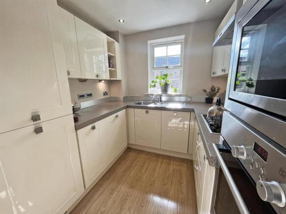 2 bed Flat for sale Image 4