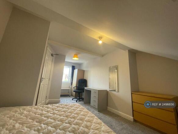 4 bed Semi-Detached to rent Image 9