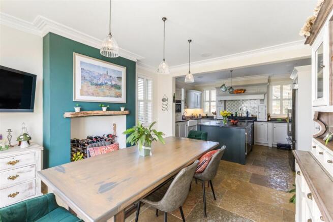 4 bed Detached for sale Image 7