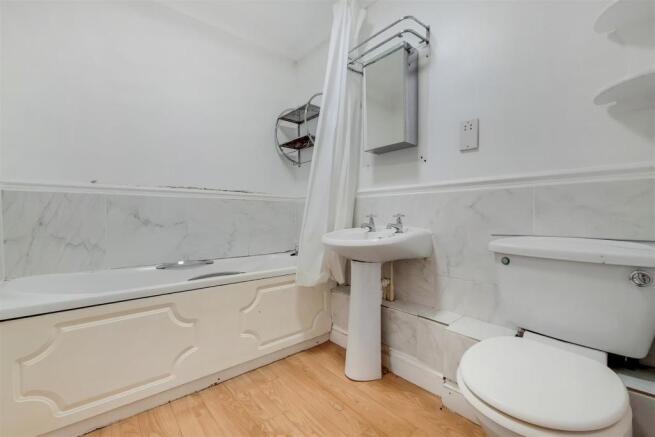 7_Bathroom-0.jpg