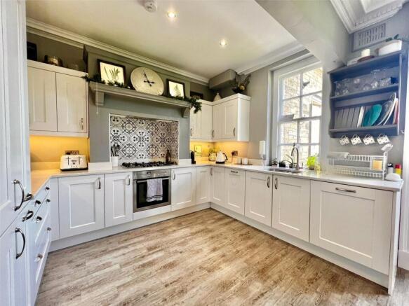 3 bed Flat for sale Image 11