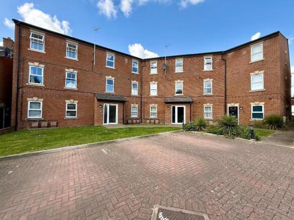 2-bed flat on Catsbrook Road, Peddars Court, LU3, £245,000
