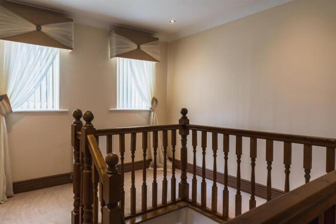 4 bed Detached for sale Image 11