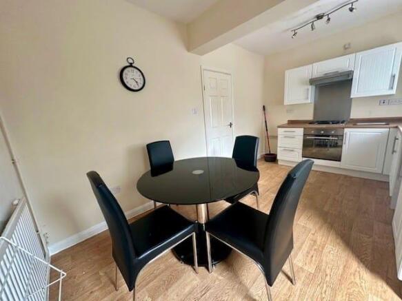 2 bed Terraced to rent Image 8