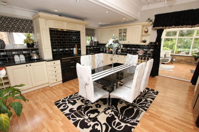 4 bed Detached Bungalow for sale Image 4