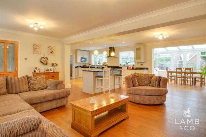 LIVING ROOM: