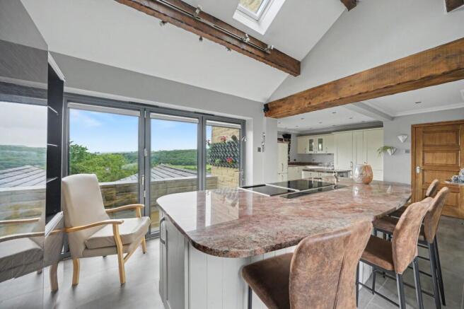 5 bed Detached for sale Image 11