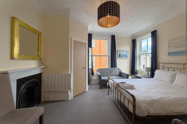 5 bed Town House for sale Image 8