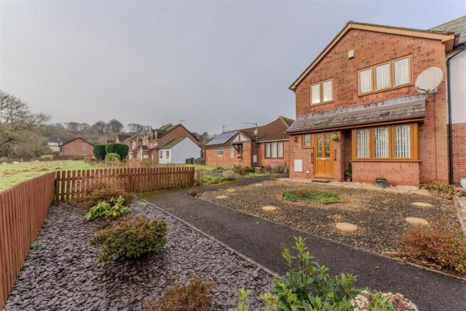 56 Gifford Close-2.jpg