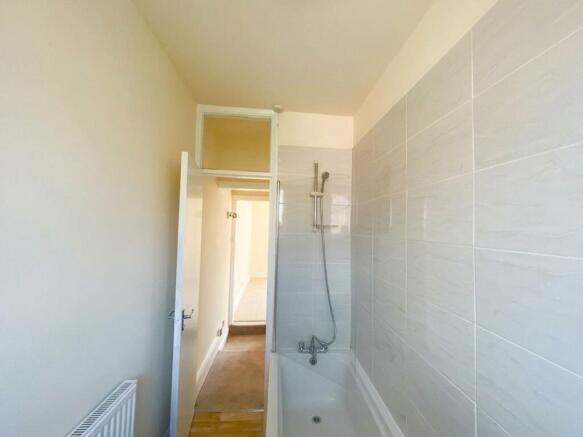 2 bed Terraced to rent Image 5