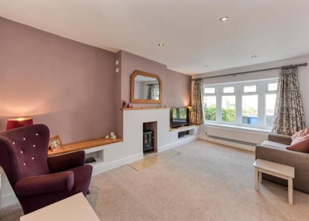 72 Chillington Drive-lounge1.jpg