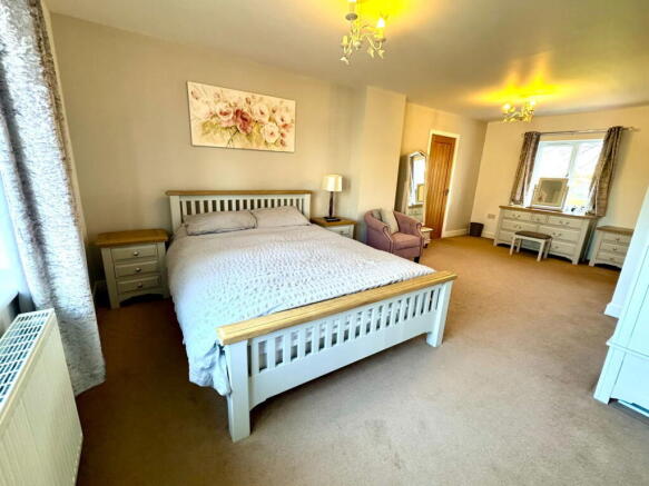 6 bed Detached for sale Image 11