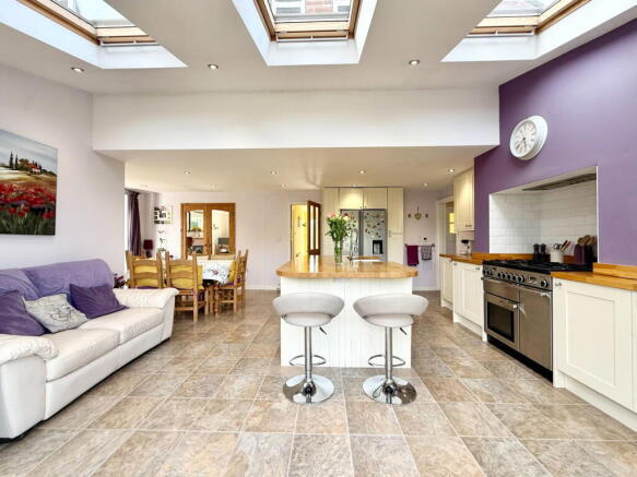 5 bed Detached for sale Image 10