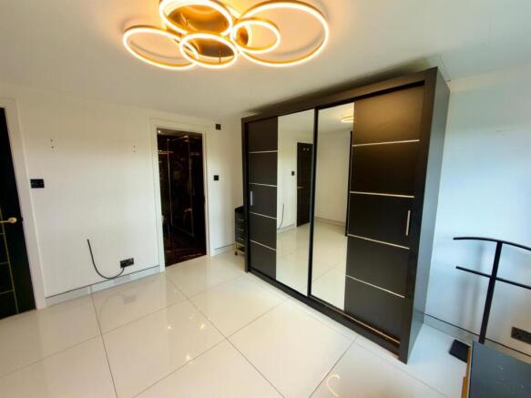 3 bed Apartment to rent Image 11
