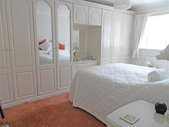 bedroom1.jpg