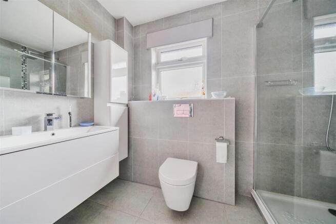 En Suite Shower Room: