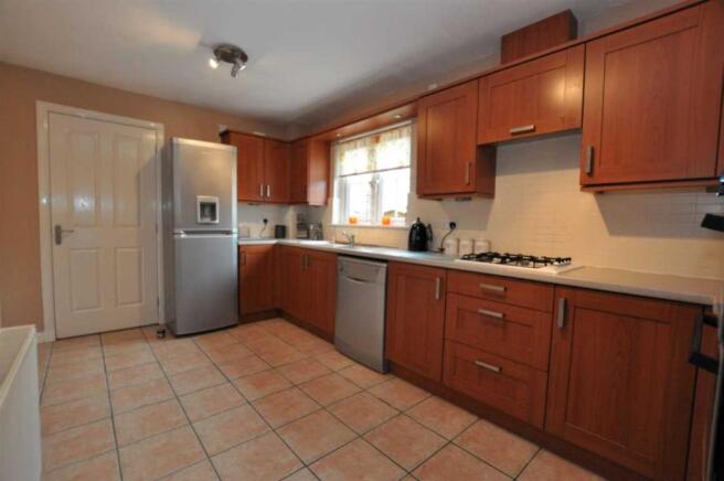 6 Kitchen (2).JPG