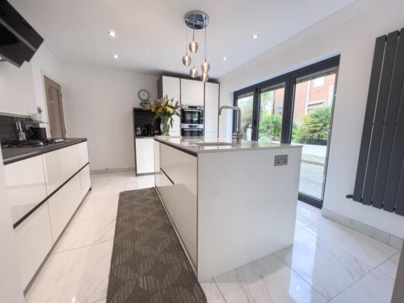 KITCHEN/BREAKFAST ROOM