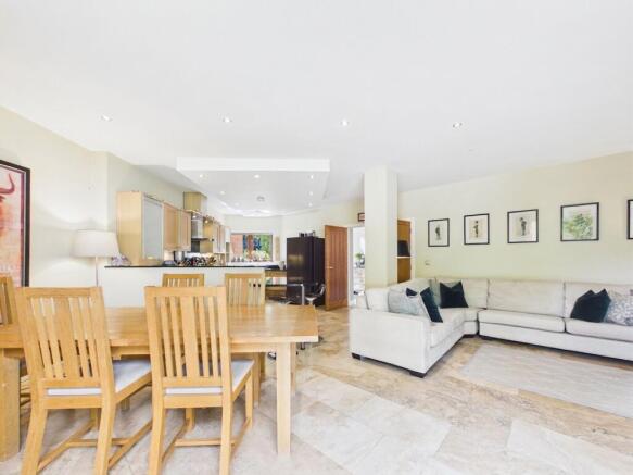 6 bed Detached for sale Image 8