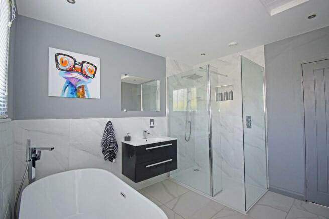 48 Santridge Lane, bathroom b.jpg